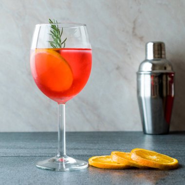 Aperol Spritz kokteyl ile portakal dilim, biberiye ve buz alkollü içecek.