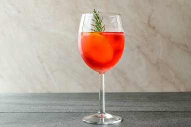 Aperol Spritz kokteyl ile portakal dilim, biberiye ve buz alkollü içecek.