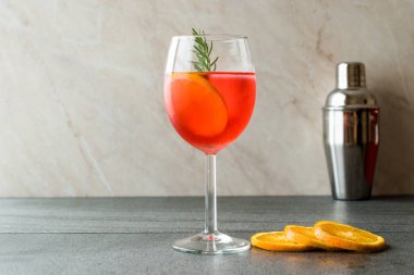 Aperol Spritz kokteyl ile portakal dilim, biberiye ve buz alkollü içecek.