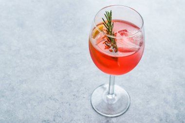 Aperol Spritz kokteyl ile portakal dilim, biberiye ve buz alkollü içecek.