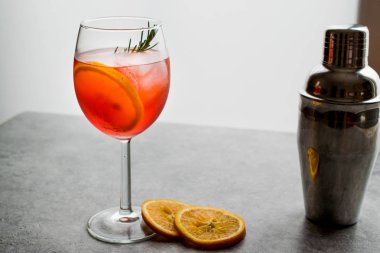 Aperol Spritz kokteyl ile portakal dilim, biberiye ve buz alkollü içecek.