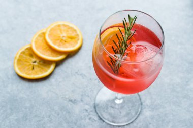 Aperol Spritz kokteyl ile portakal dilim, biberiye ve buz alkollü içecek.