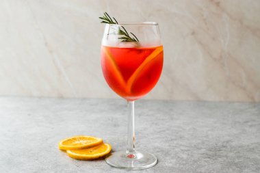 Aperol Spritz kokteyl ile portakal dilim, biberiye ve buz alkollü içecek.