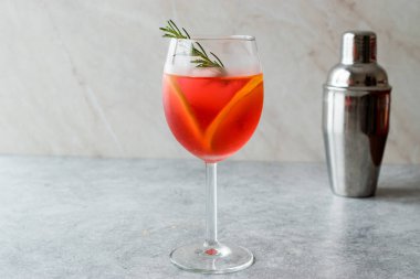 Aperol Spritz kokteyl ile portakal dilim, biberiye ve buz alkollü içecek.