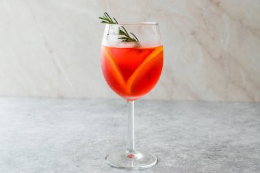 Aperol Spritz kokteyl ile portakal dilim, biberiye ve buz alkollü içecek.