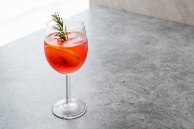 Aperol Spritz kokteyl ile portakal dilim, biberiye ve buz alkollü içecek.