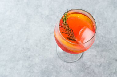 Aperol Spritz kokteyl ile portakal dilim, biberiye ve buz alkollü içecek.