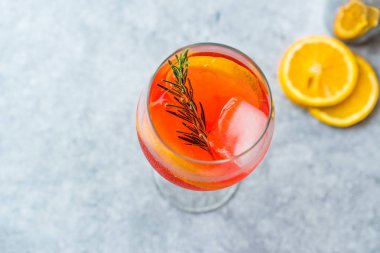 Aperol Spritz kokteyl ile portakal dilim, biberiye ve buz alkollü içecek.