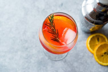Aperol Spritz kokteyl ile portakal dilim, biberiye ve buz alkollü içecek.