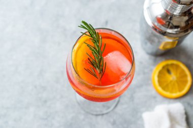 Aperol Spritz kokteyl ile portakal dilim, biberiye ve buz alkollü içecek.