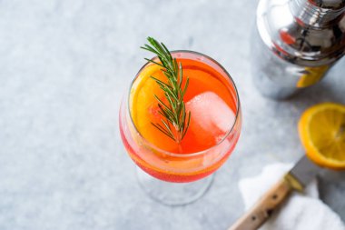 Aperol Spritz kokteyl ile portakal dilim, biberiye ve buz alkollü içecek.