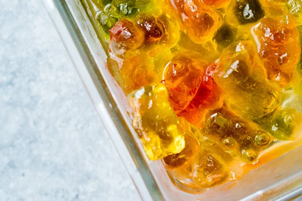 在玻璃碗里有伏特加的小熊 酒精糖果食品 — 图库照片