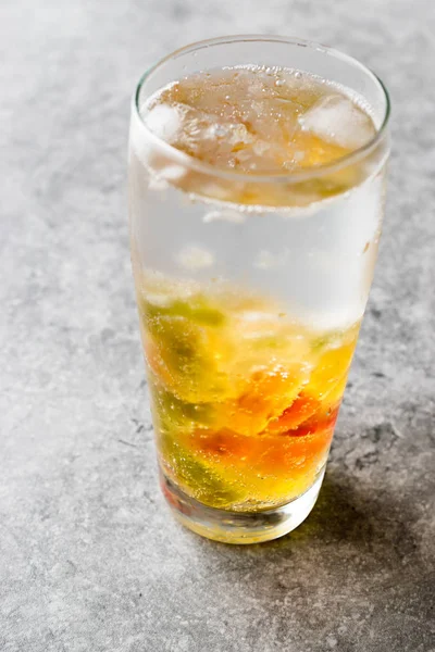 Votka kokteyl ile şeker. Şekerlemeler şekerlemeler ile alkollü içecek.