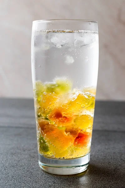 Votka kokteyl ile şeker. Şekerlemeler şekerlemeler ile alkollü içecek.