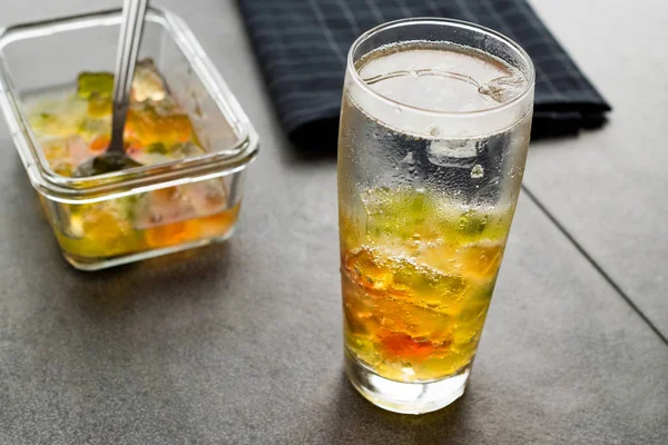 Votka kokteyl ile şeker. Şekerlemeler şekerlemeler ile alkollü içecek.