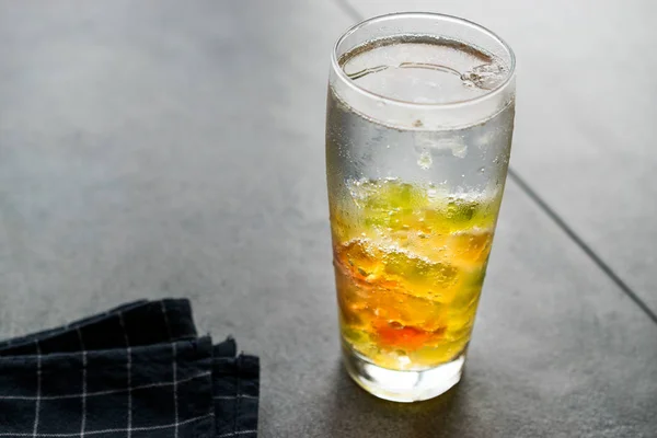 Gummy Bears Com Vodka Cocktail Bebida Alcoólica Com Doces Confeitaria — Fotografia de Stock