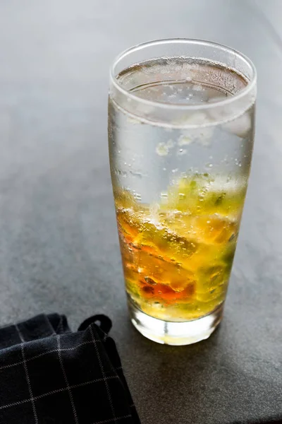 Gummy Bears Com Vodka Cocktail Bebida Alcoólica Com Doces Confeitaria — Fotografia de Stock