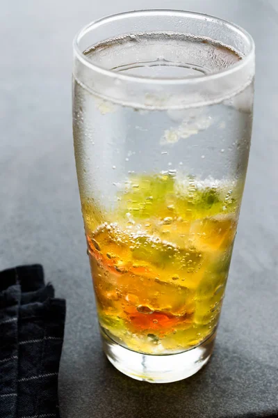 Votka kokteyl ile şeker. Şekerlemeler şekerlemeler ile alkollü içecek.