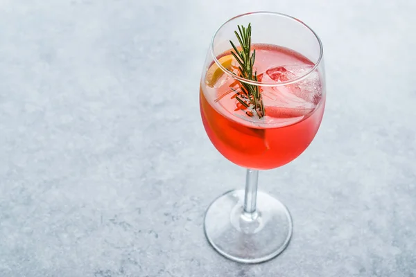 Cocktail Aperol Spritz Com Fatia Laranja Alecrim Gelo Bebidas Alcoólicas — Fotografia de Stock