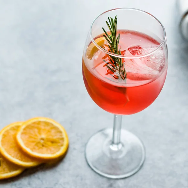 Aperol Spritz kokteyl ile portakal dilim, biberiye ve buz alkollü içecek.