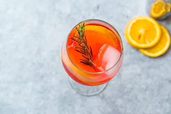 Aperol Spritz Koktajl Pomarańczowy Napojów Alkoholowych Kromka Rozmaryn Ice — Zdjęcie stockowe