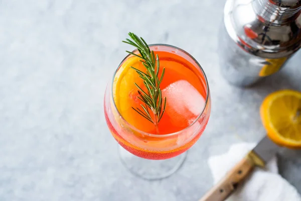 Aperol Spritz Cocktail Con Fetta Arancia Rosmarino Ghiaccio Bevanda Alcolica — Foto Stock