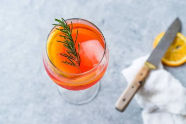 Aperol Spritz kokteyl ile portakal dilim, biberiye ve buz alkollü içecek.