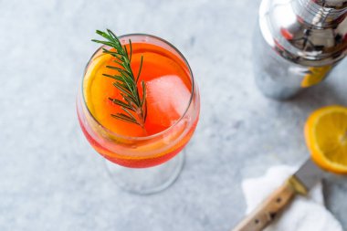 Aperol Spritz kokteyl ile portakal dilim, biberiye ve buz alkollü içecek.