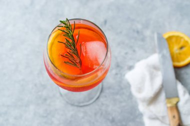 Aperol Spritz kokteyl ile portakal dilim, biberiye ve buz alkollü içecek.