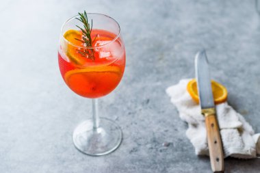 Aperol Spritz kokteyl ile portakal dilim, biberiye ve buz alkollü içecek.