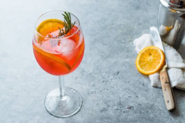 Aperol Spritz kokteyl ile portakal dilim, biberiye ve buz alkollü içecek.