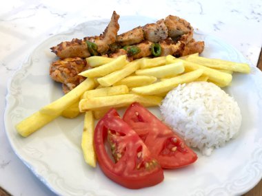 Pirinç (Pilav veya pilav) patates ve domates ile Türk tavuk şiş kebap / Sis Kebap. Geleneksel gıda.
