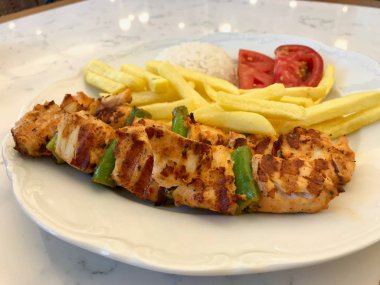 Pirinç (Pilav veya pilav) patates ve domates ile Türk tavuk şiş kebap / Sis Kebap. Geleneksel gıda.