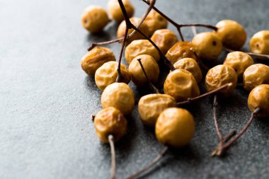 Olgunlaşmamış olgunlaşmamış kuru sarı tarihlerinin palmiye ağacı SAP ile kurutulmuş. Organik gıda.