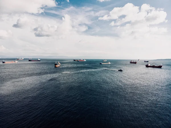 Hava sinematik drone okyanus deniz kamera doğru geliyor kargo gemileri görünümü. Ulaşım.