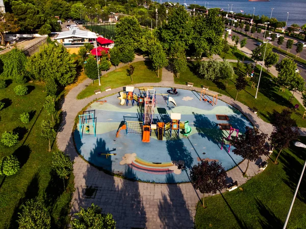 Sahil yakınındaki şehir bahçesinde Çocuk Bahçesi hava drone görünümü. Çocuk Parkı.