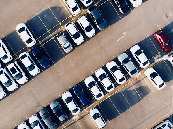 Drone Udara Pemandangan Taman Mobil Dengan Parkir Kosong Banyak Garasi — Stok Foto