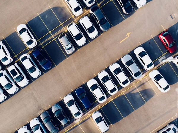 Boş park yerleri ile otopark hava drone görünümü. Garaj