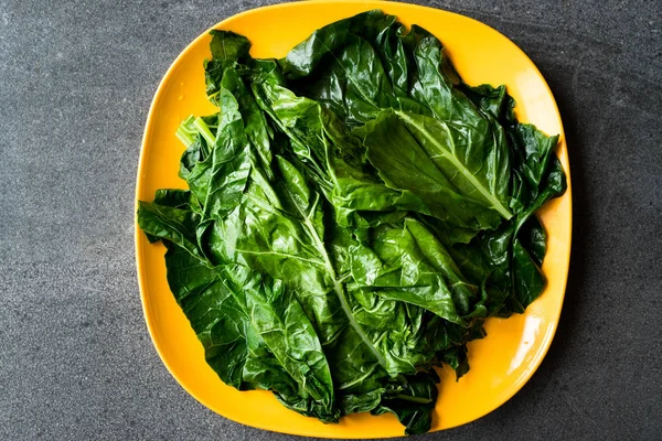 Black Cabbage Leaves Organic Green Lacinato Kale Yellow Plate Grey — Stock Photo, Image