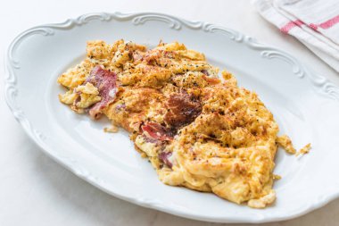 Omlet peynir ve pastırma jambon ile / omlet. Organik ev yapımı yiyecek.