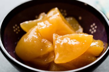 Şeftali reçel marmelat kase meyve parçaları ile. Organik ev yapımı yiyecek.