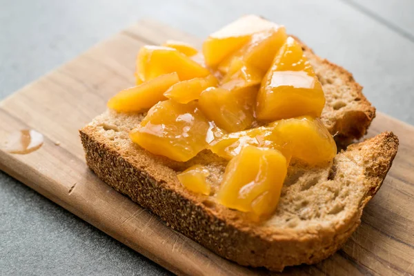 Şeftali reçel reçel ekmek meyve adet ile. Organik ev yapımı yiyecek.