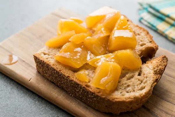 Şeftali reçel reçel ekmek meyve adet ile. Organik ev yapımı yiyecek.