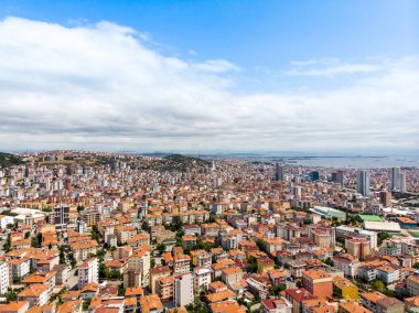 Plansız kentleşme Istanbul Kartal Yakacık hava dron görünümü. Cityscape.