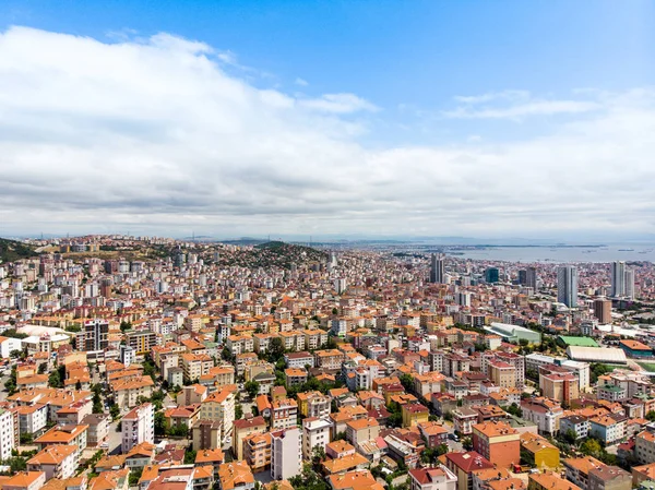 Plansız kentleşme Istanbul Kartal Yakacık hava dron görünümü. Cityscape.
