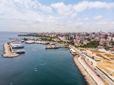 Bostancı deniz otobüsleri ve vapur Feribot İskelesi hava dron görünümünü / Istanbul deniz. Cityscape
