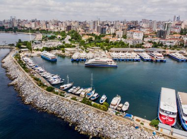 Bostancı deniz otobüsleri ve vapur Feribot İskelesi hava dron görünümünü / Istanbul deniz. Cityscape