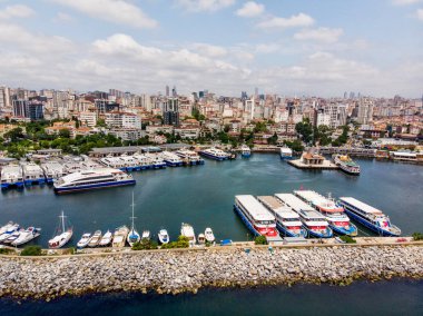 Bostancı deniz otobüsleri ve vapur Feribot İskelesi hava dron görünümünü / Istanbul deniz. Cityscape