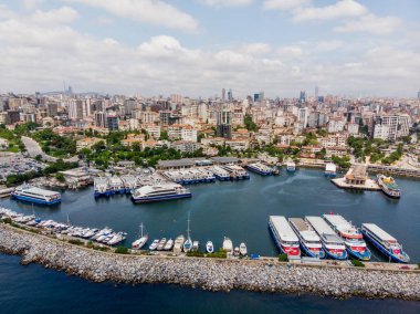 Bostancı deniz otobüsleri ve vapur Feribot İskelesi hava dron görünümünü / Istanbul deniz. Cityscape