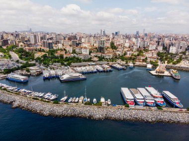 Bostancı deniz otobüsleri ve vapur Feribot İskelesi hava dron görünümünü / Istanbul deniz. Cityscape